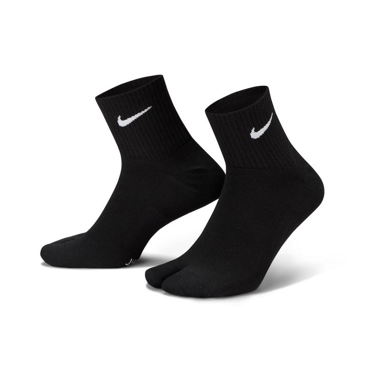 NIKE �\�b�N�X 010BLACK/WHITE