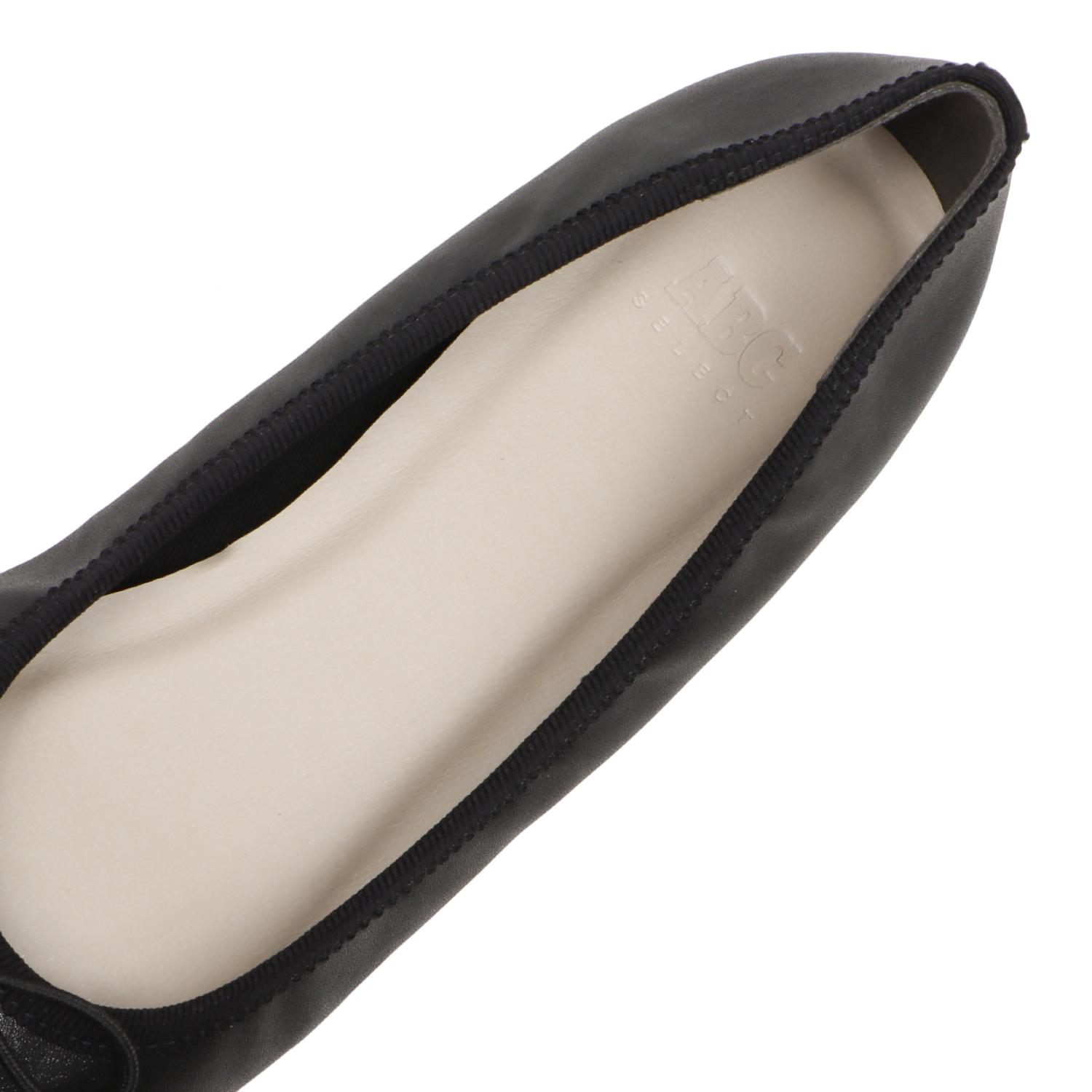 【直営・関税送料込】Round ballet flat in Round Ballet Flat Black in Velvet – The Row