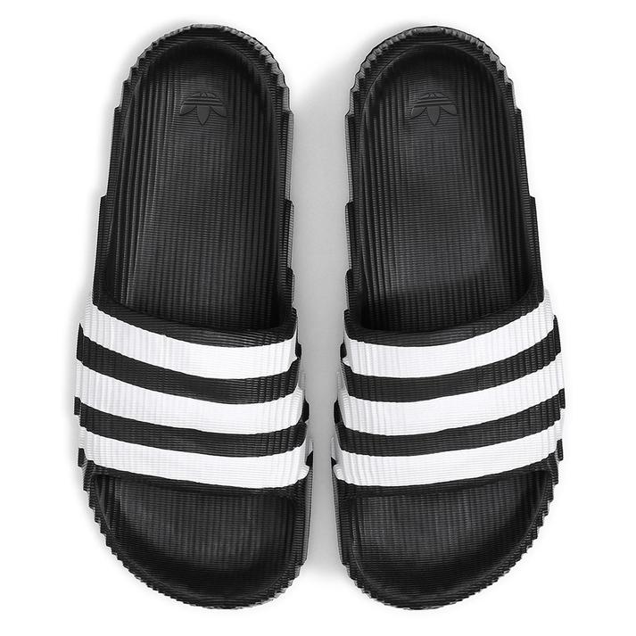 上から見たadidasの黒いサンダル
