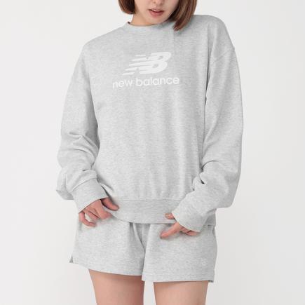 New Balance Sport Essentials スタックドロゴSWTクルー