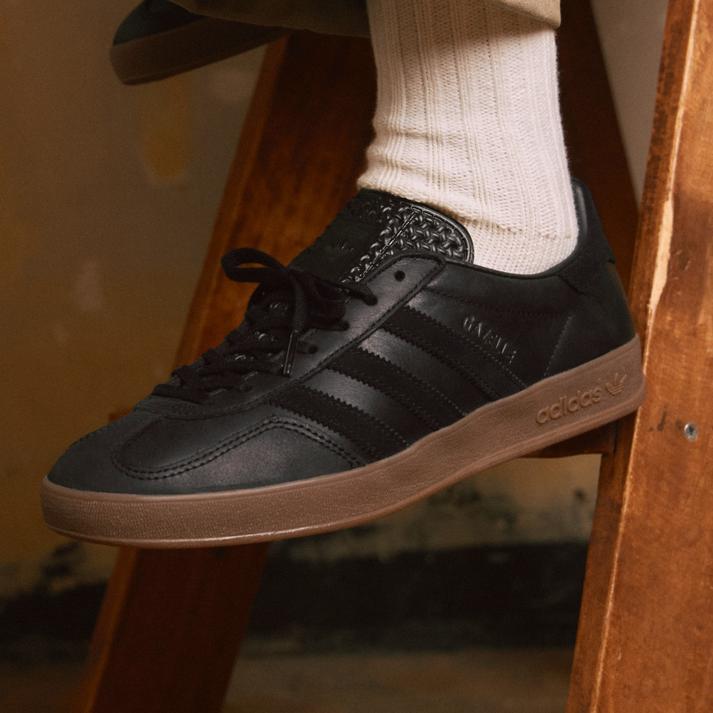 adidas �K�[�� �C���h�A *CORE/CORE/GUM5