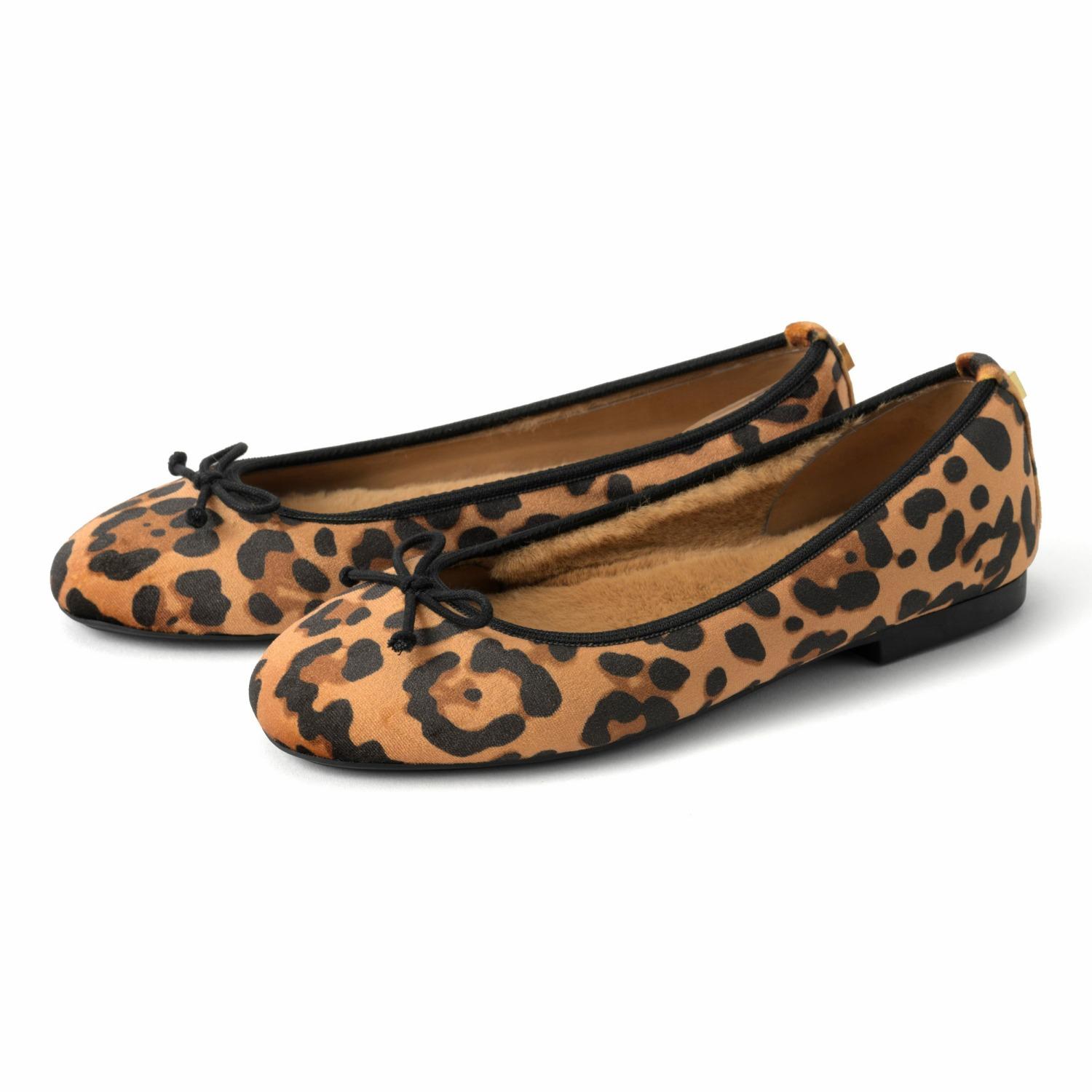 【長時間フライト】快適な飛行機旅の「靴選び」とむくみ対策