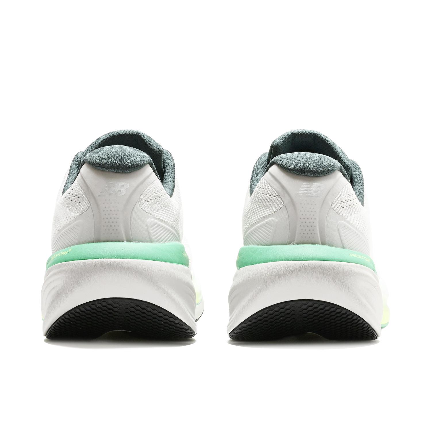 【良品】essence ファンボード 白 赤 緑　（フルセット）　大幅 NEW BALANCE】 ニューバランス M860 3TW(2E) フレッシュフォーム