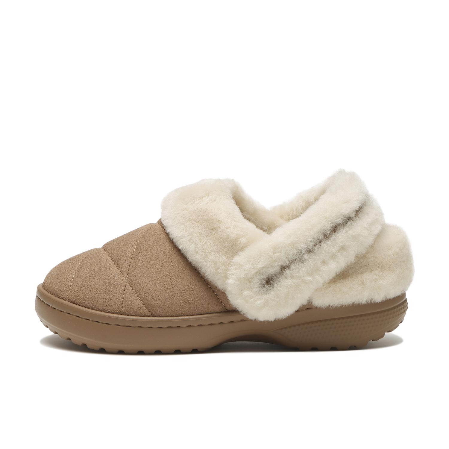 �ycrocs�z �N���b�N�X UNFRGTBLE QUILTED VEGAN SUEDE �A���t�@�[�Q�b�^�u�� �L���e�B���O �r�[�K�� �X�G�[�h 214038-2EY SEPIA
